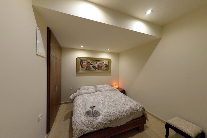 Room 5 of 25