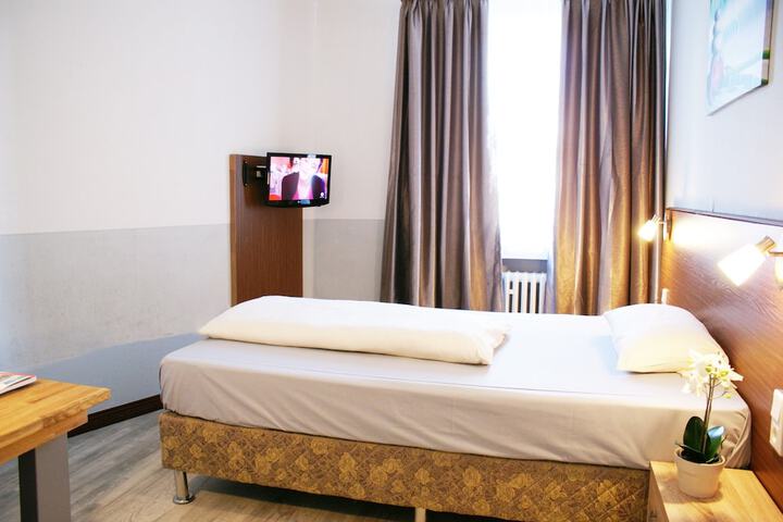 Room 7 of 33