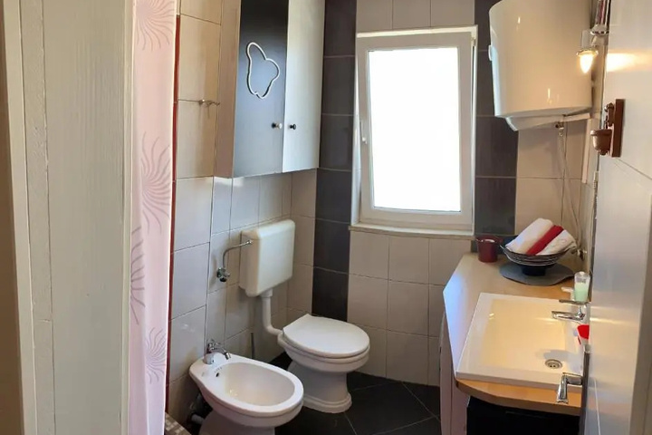 Room 6 of 8