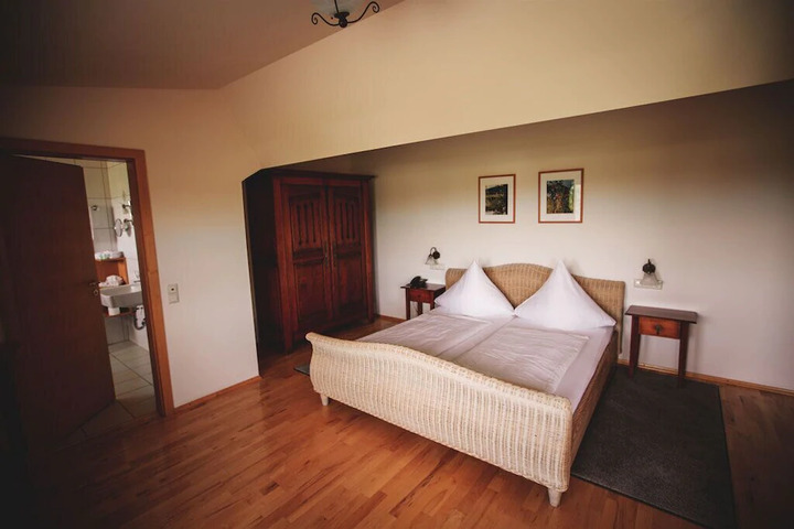 Room 8 of 10