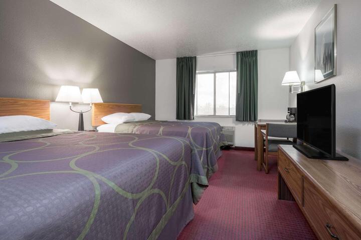 1 Queen Bed (10 of 12)
