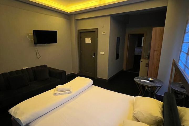 Room 6 of 11