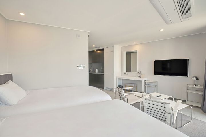 Room 10 of 29