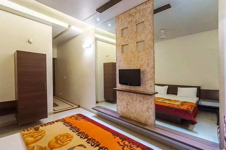 Room 10 of 13