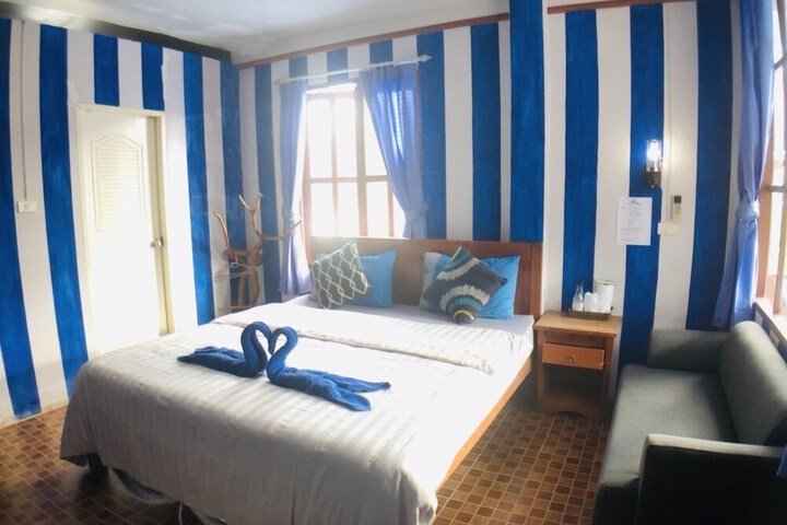 Room 12 of 108