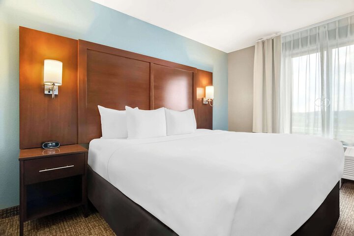 1 King Bed (1 of 10)