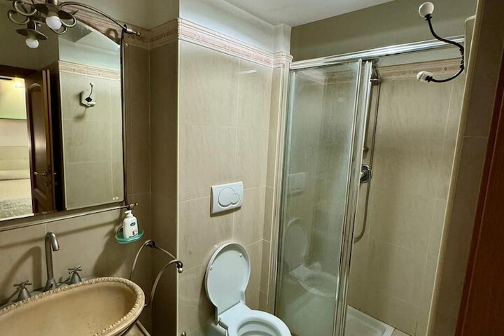 Room 25 of 29