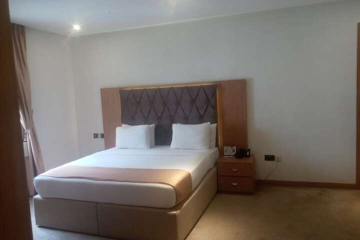 Room 11 of 18