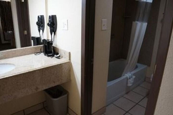 Room 10 of 16