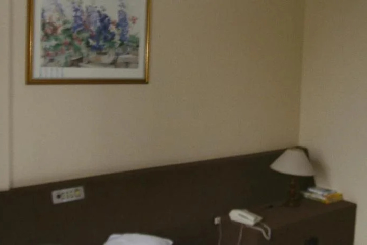 Room 10 of 14