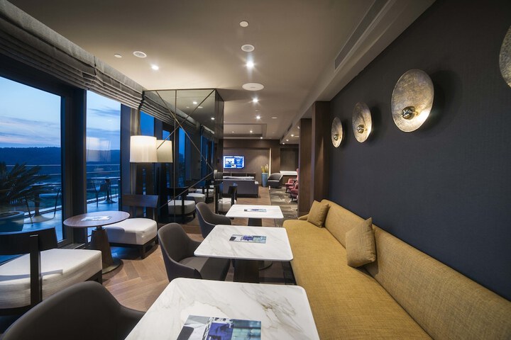 Lounge 190 of 202