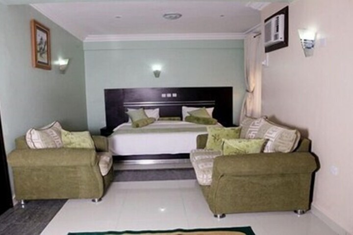 Room 9 of 35