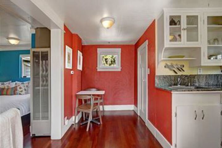 Room 10 of 16