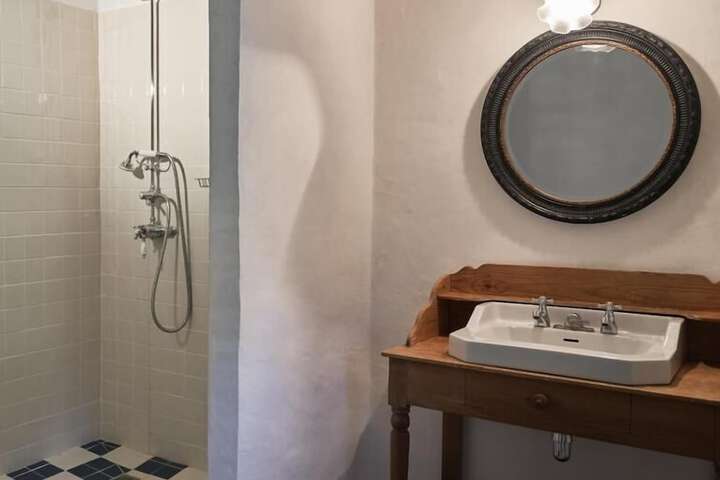 Room 17 of 28