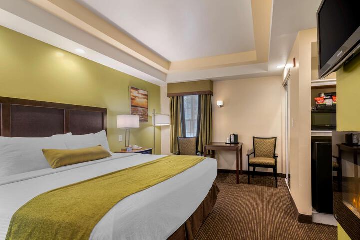 1 King Bed Work Desk Easy Chair Microwave and Refrigerator WiFi Full Breakfast (5 of 15)