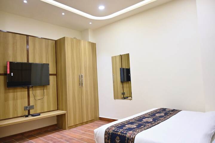 Room 6 of 13