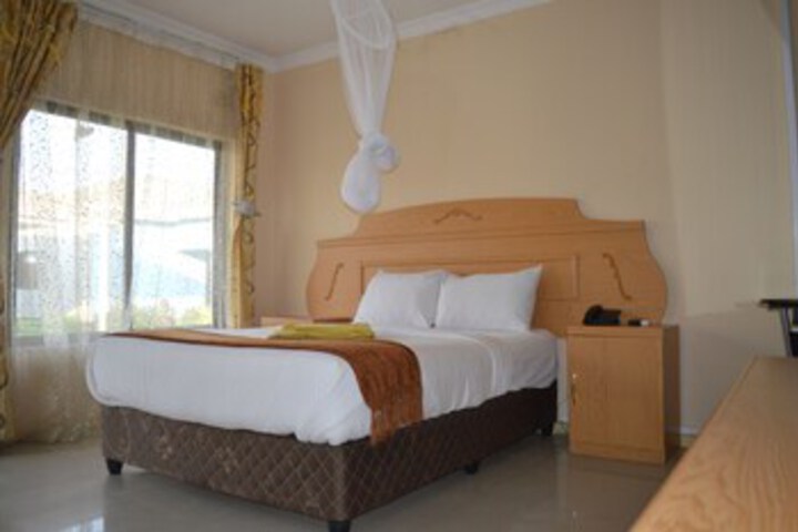 Room 7 of 12