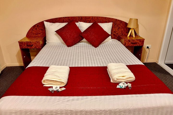 Room 6 of 28