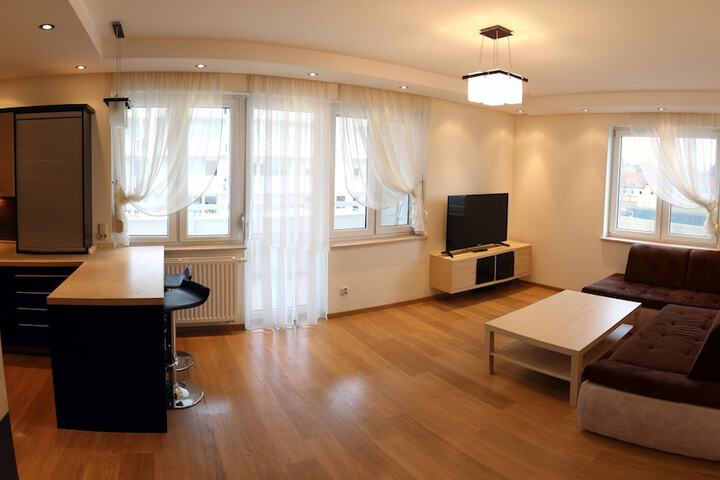 Apartament F & J 12