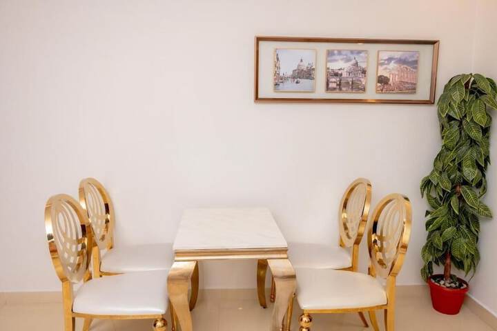 Dining 19 of 24