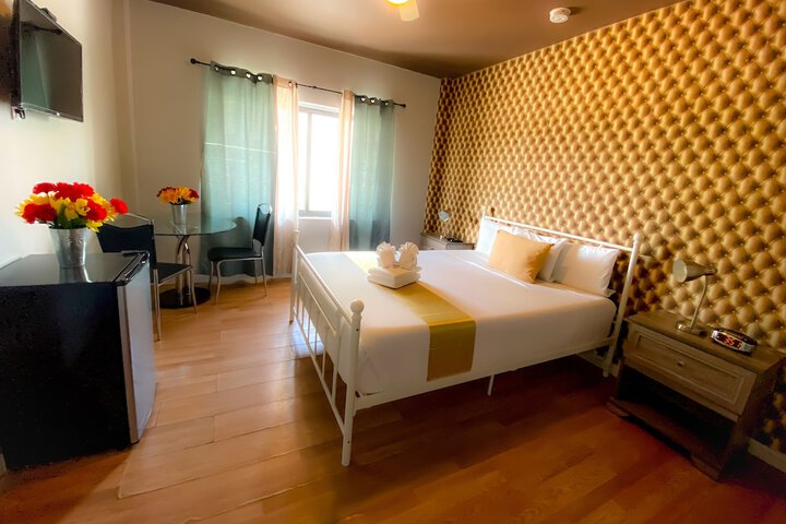 1 King Bed (3 of 9)