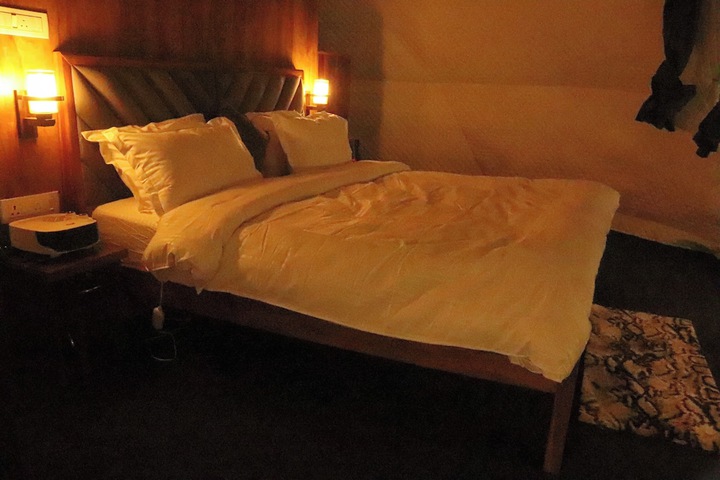 Room 6 of 18