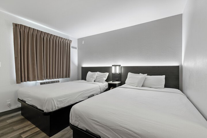 Deluxe Room 2 Double Beds Refrigerator (7 of 12)