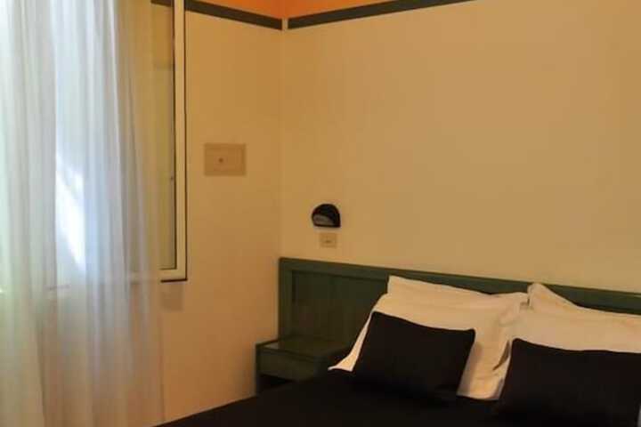 Room 13 of 35