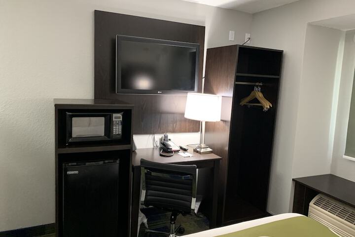1 Queen Bed (11 of 22)