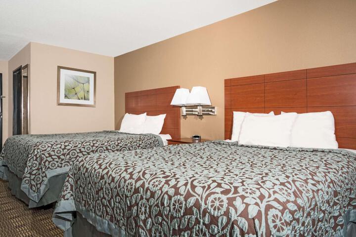 1 Queen Bed Accessible (13 of 19)