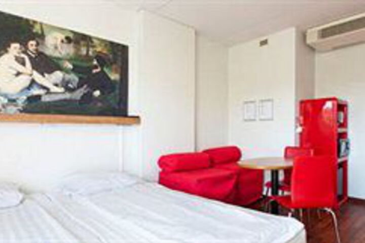 Room 6 of 9
