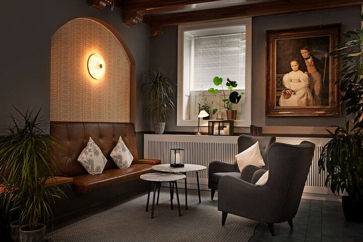 Lounge 92 of 127