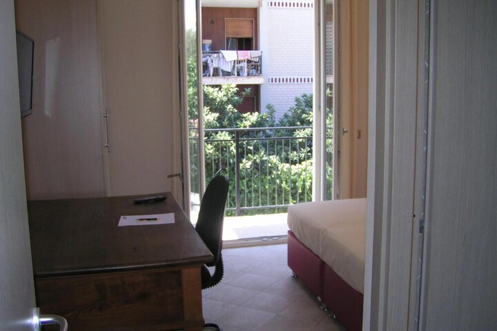 Room 10 of 32