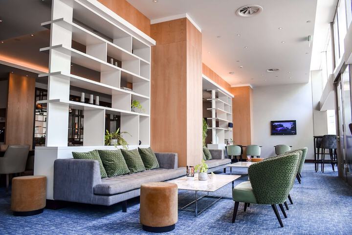Lounge 77 of 87
