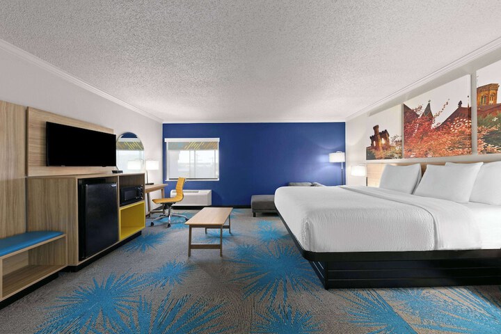 1 King Bed (5 of 17)
