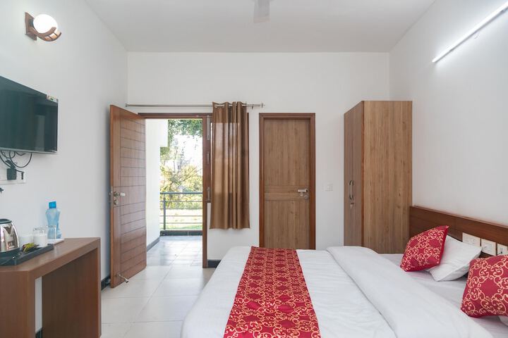 Room 8 of 34