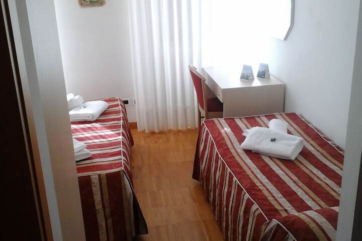 Room 6 of 92