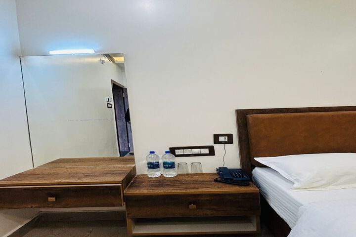 Room 9 of 33