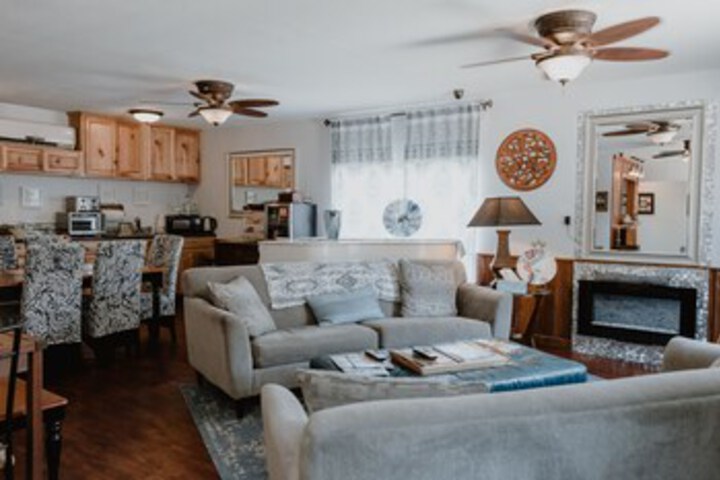 Lounge 205 of 267