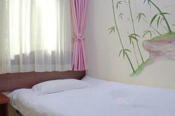 Room 6 of 36