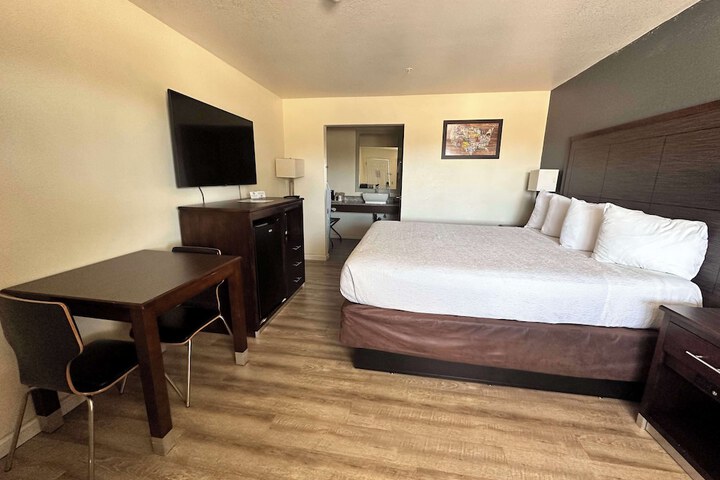 1 King Accessible Comm Assist Bathtub Table Chairs Microwave, Refrigerator, Continental Breakfast (14 of 21)