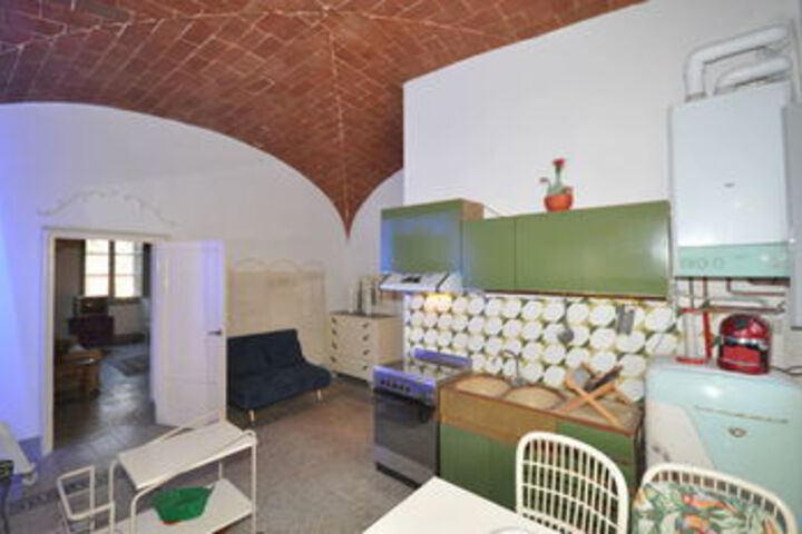 Room 4 of 8