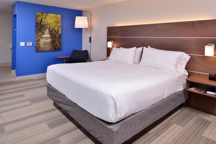 1 King Bed (8 of 16)