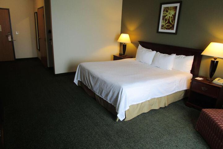 1 King Accessible Bathtub Microwave, Refrigerator WiFi Full Breakfast (4 of 18)