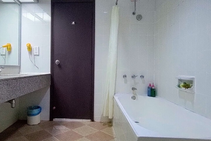 Room 483 of 650