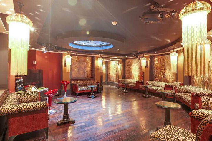 Lounge 38 of 62