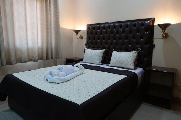 Room 9 of 12