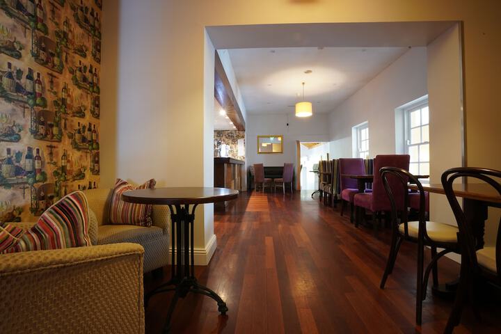 Lounge 8 of 11