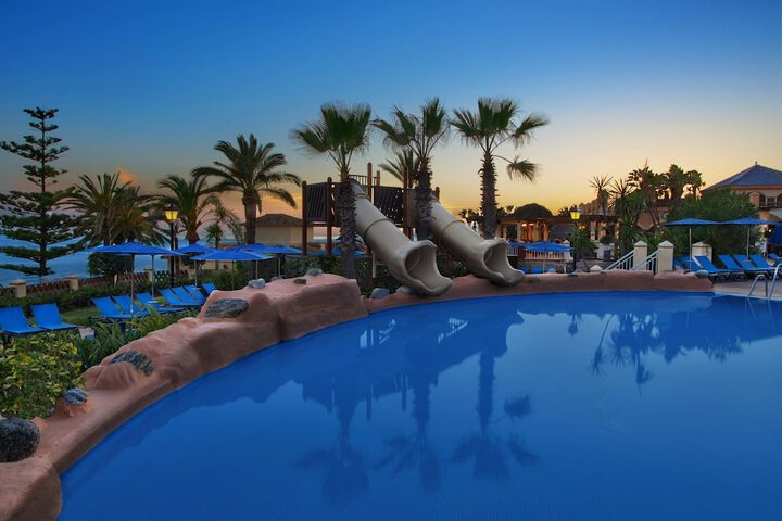 Hotel Pool