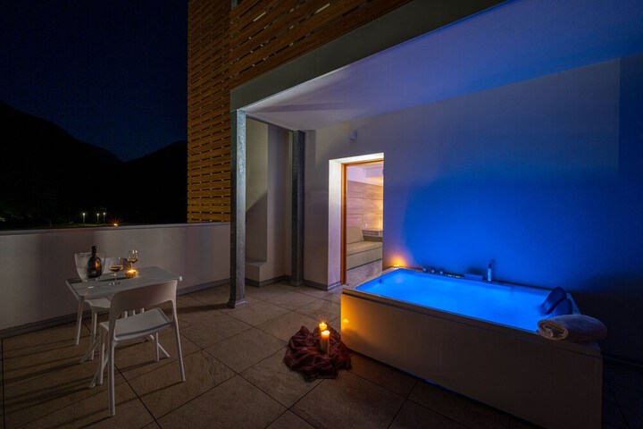 Hot Tub 16 of 47